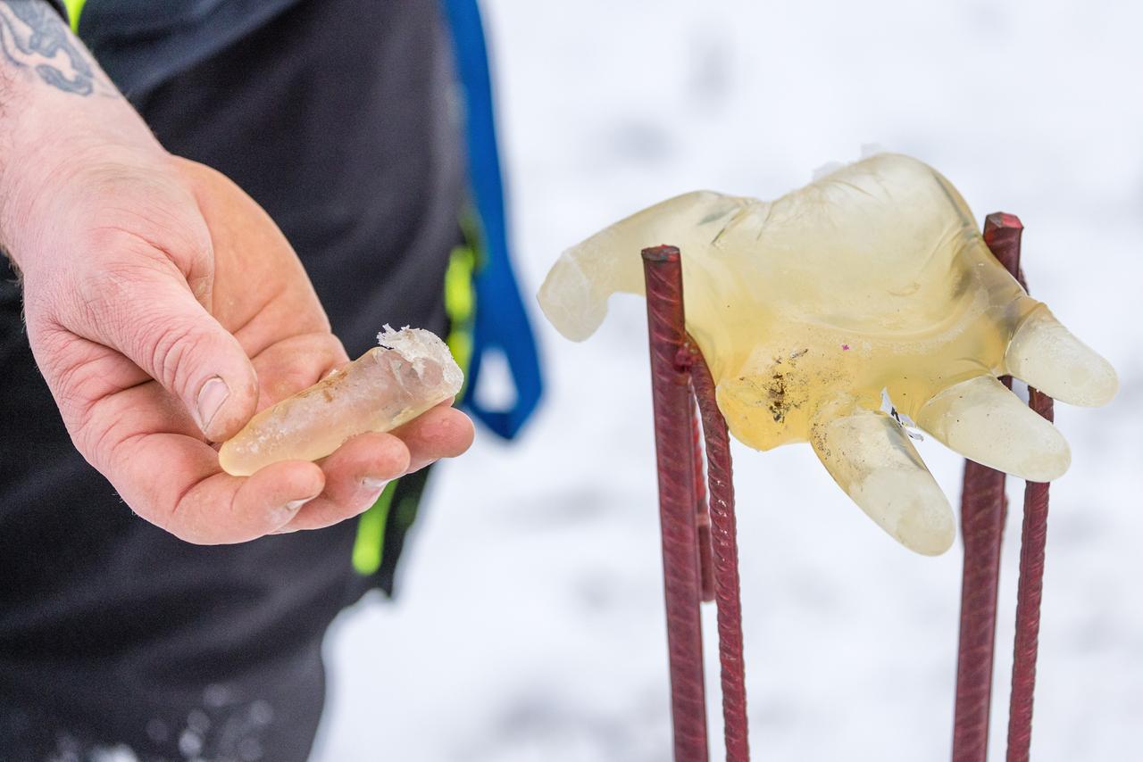 Ein Feuerwerker hält einen Finger einer aus Gelatine gefertigten Handattrappe in der Hand. Dieser ist bei der Explosion eines Böllers von der Handattrappe abgerissen worden.