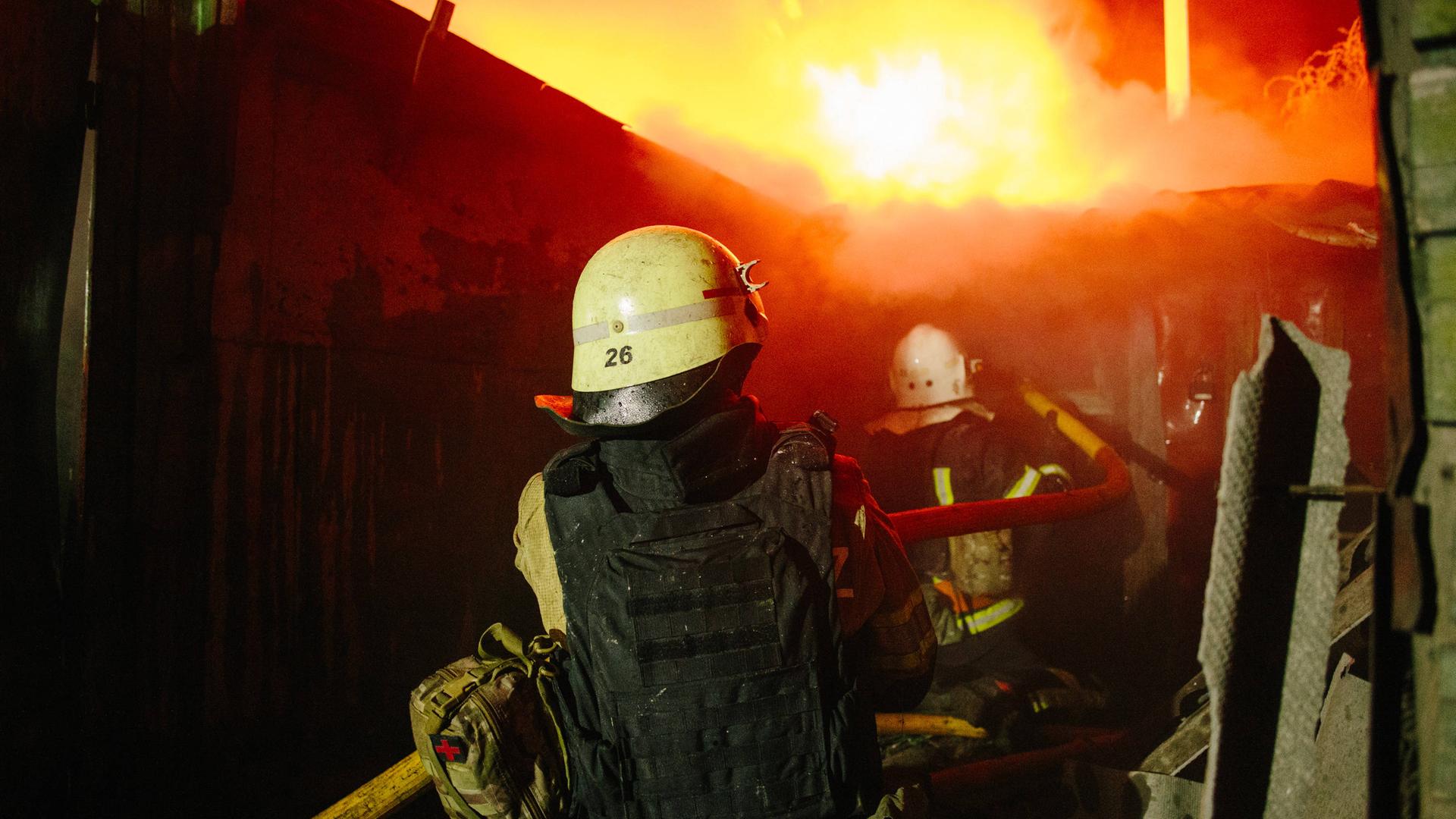 Feuerwehreinsatz im ukrainischen Charkiw nach einem russischen Drohnenangriff.