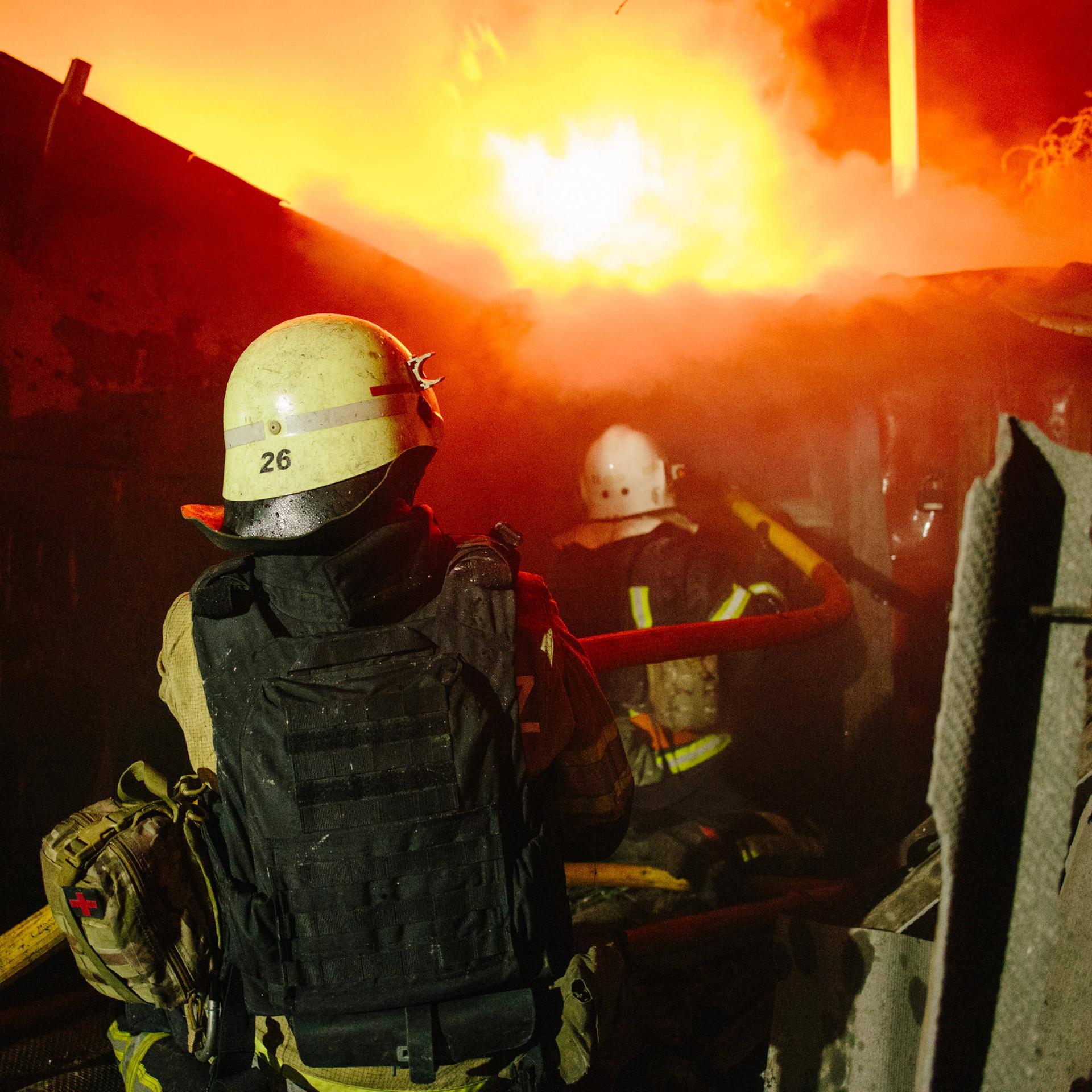 Feuerwehreinsatz im ukrainischen Charkiw nach einem russischen Drohnenangriff.