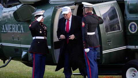 US-Präsident Donald Trump bei seiner Ankunft beim G7-Gipfel in Kananaskis, Alberta ein. Er steigt aus einem Hubschrauber und wird von zwei kanadischen Militärs begrüßt.