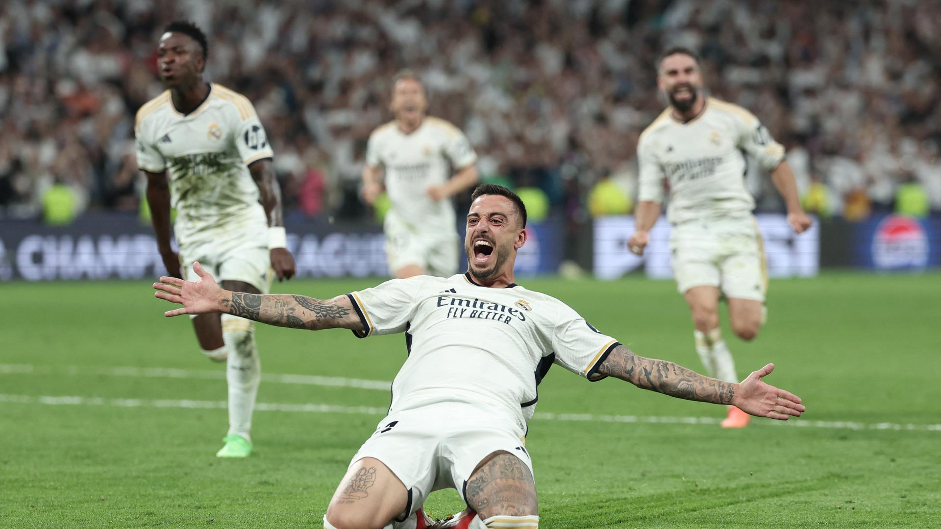 Mehrere Spieler von Real Madrid freuen sich über den Sieg.
