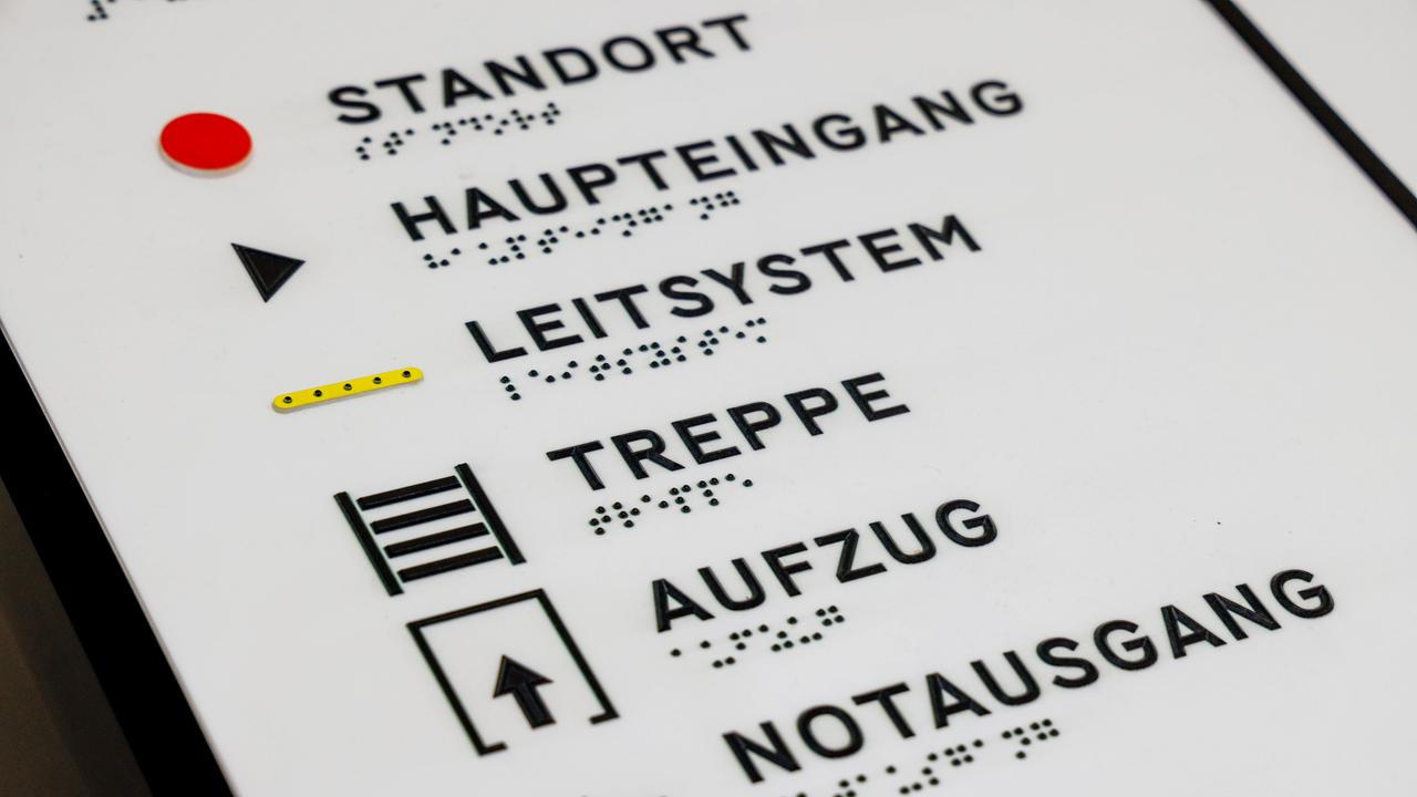 Einweihung des Centrum für Fundamentale Physik CFP auf dem Mainzer Gutenberg-Campus, Johannes Gutenberg-Universität Mainz, Prisma Forschungsquatier Wegweiser mit Brailleschrift oder Punktschrift oder Blindenschrift 16.12.24 