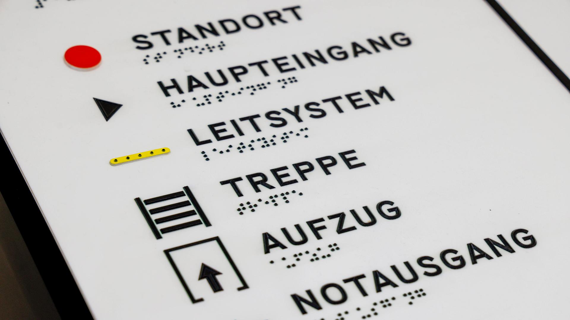 Einweihung des Centrum für Fundamentale Physik CFP auf dem Mainzer Gutenberg-Campus, Johannes Gutenberg-Universität Mainz, Prisma Forschungsquatier Wegweiser mit Brailleschrift oder Punktschrift oder Blindenschrift 16.12.24 