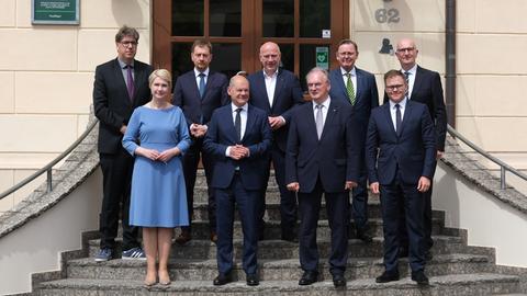 Ministerpräsidentin von Mecklenburg-Vorpommern, Michael Kretschmer (CDU), Ministerpräsident des Landes Sachsen, Bundeskanzler Olaf Scholz (SPD), Dietmar Woidke (SPD), Brandenburgs Ministerpräsident, Reiner Haseloff (CDU), Ministerpräsident des Landes Sachsen-Anhalt, und Bodo Ramelow (Linke), Thüringens Ministerpräsident, Carsten Schneider (SPD), Ostbeauftragter der Bundesregierung, sowie Kai Wegner (CDU), Regierender Bürgermeister von Berlin, stehen beim Fototermin auf einer Treppe der Leucorea, einem historischen Universitätsgebäude. Dort findet das eintägige Treffen der Ministerpräsidenten der ostdeutschen Länder und dem Bundeskanzler statt.