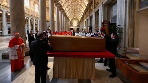 Der Sarg von Papst Franziskus ist in der Basilika Maria Maggiore in Rom aufgebahrt.