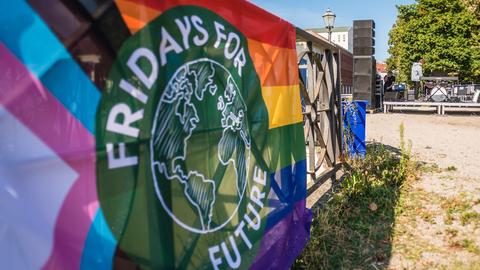 An einem Geländer hängt ein Banner der Umweltaktivisten Fridays for Future