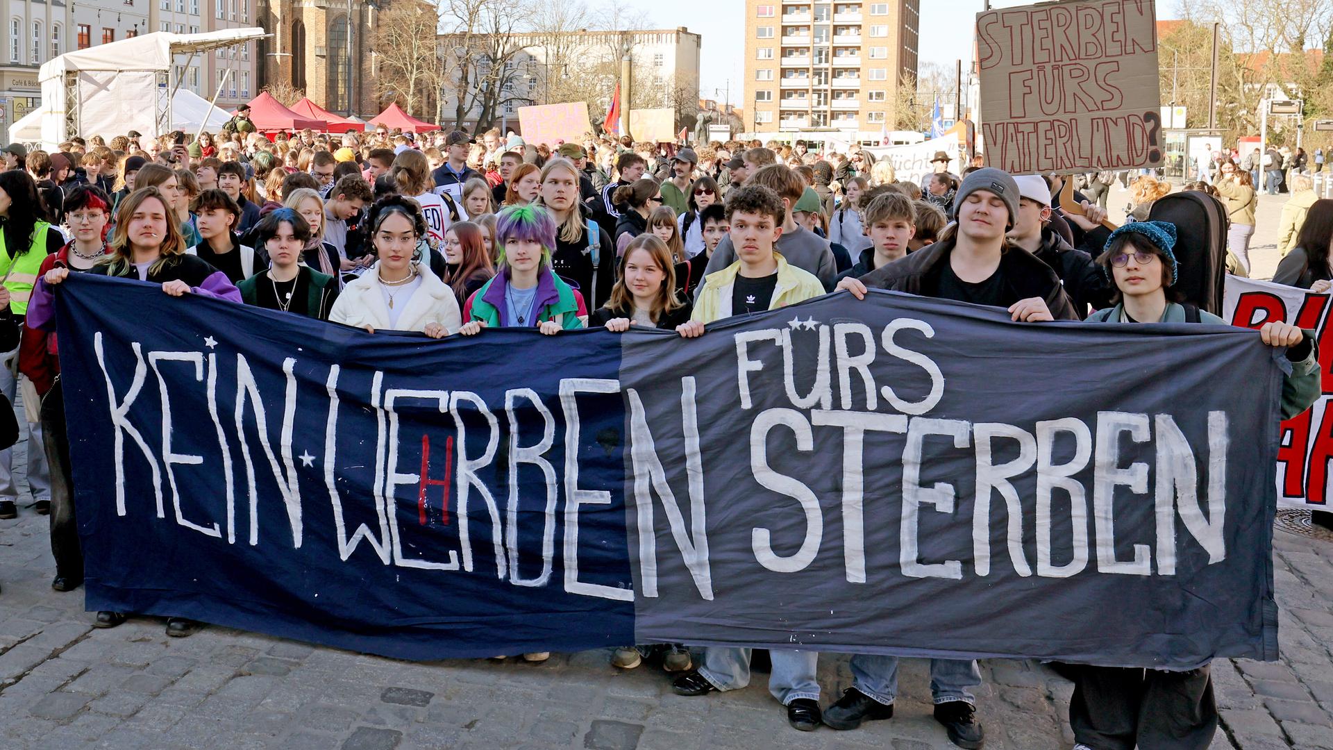 Auf dem Neuen Markt beginnt eine Demonstration gegen die Wehrpflicht, auf einem Transparent steht "Kein Werben fürs Sterben". Schüler, Eltern und Initiativen gehen beim bundesweiten Schulstreik gegen Wehrpflicht auf die Straße. 