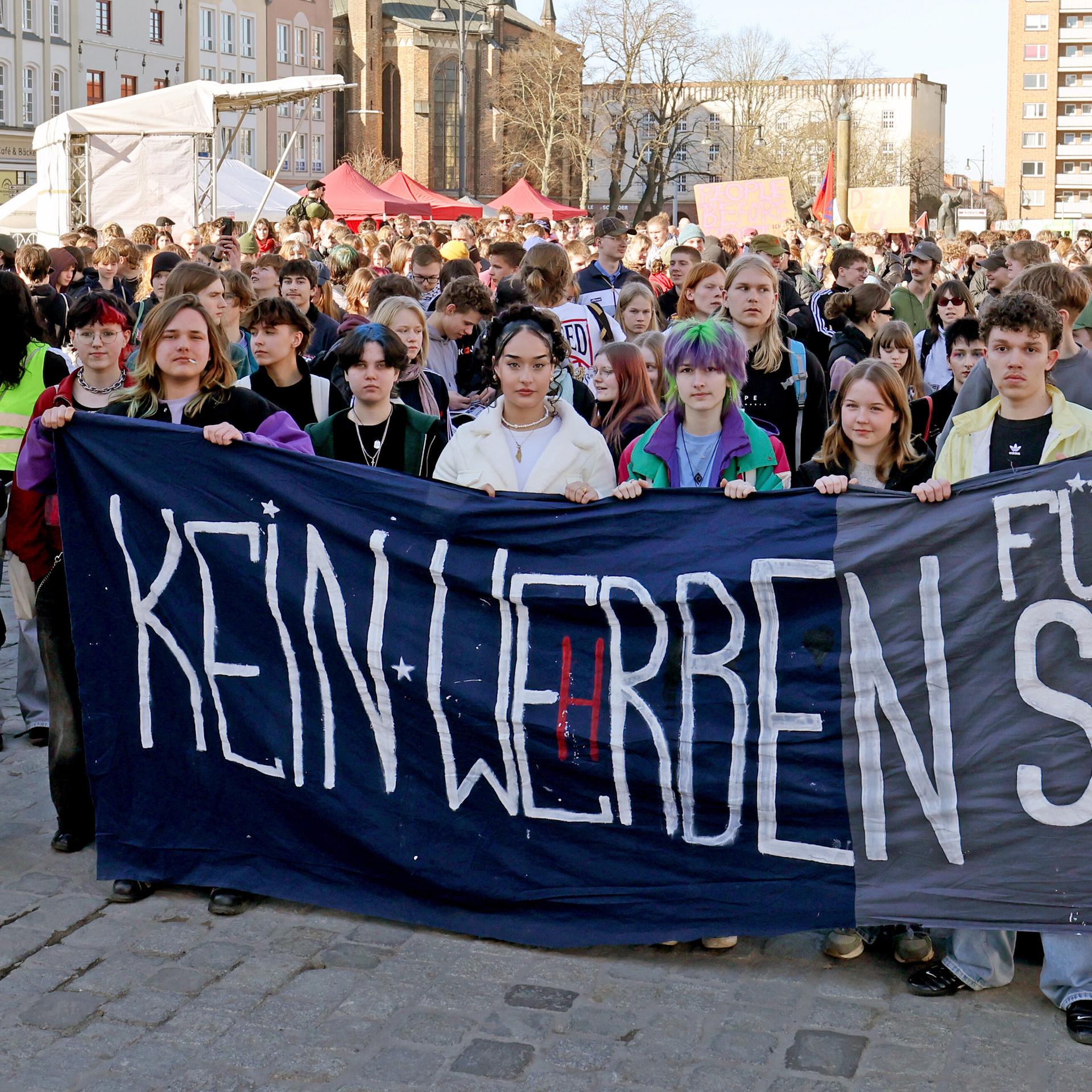 Auf dem Neuen Markt beginnt eine Demonstration gegen die Wehrpflicht, auf einem Transparent steht "Kein Werben fürs Sterben". Schüler, Eltern und Initiativen gehen beim bundesweiten Schulstreik gegen Wehrpflicht auf die Straße. 