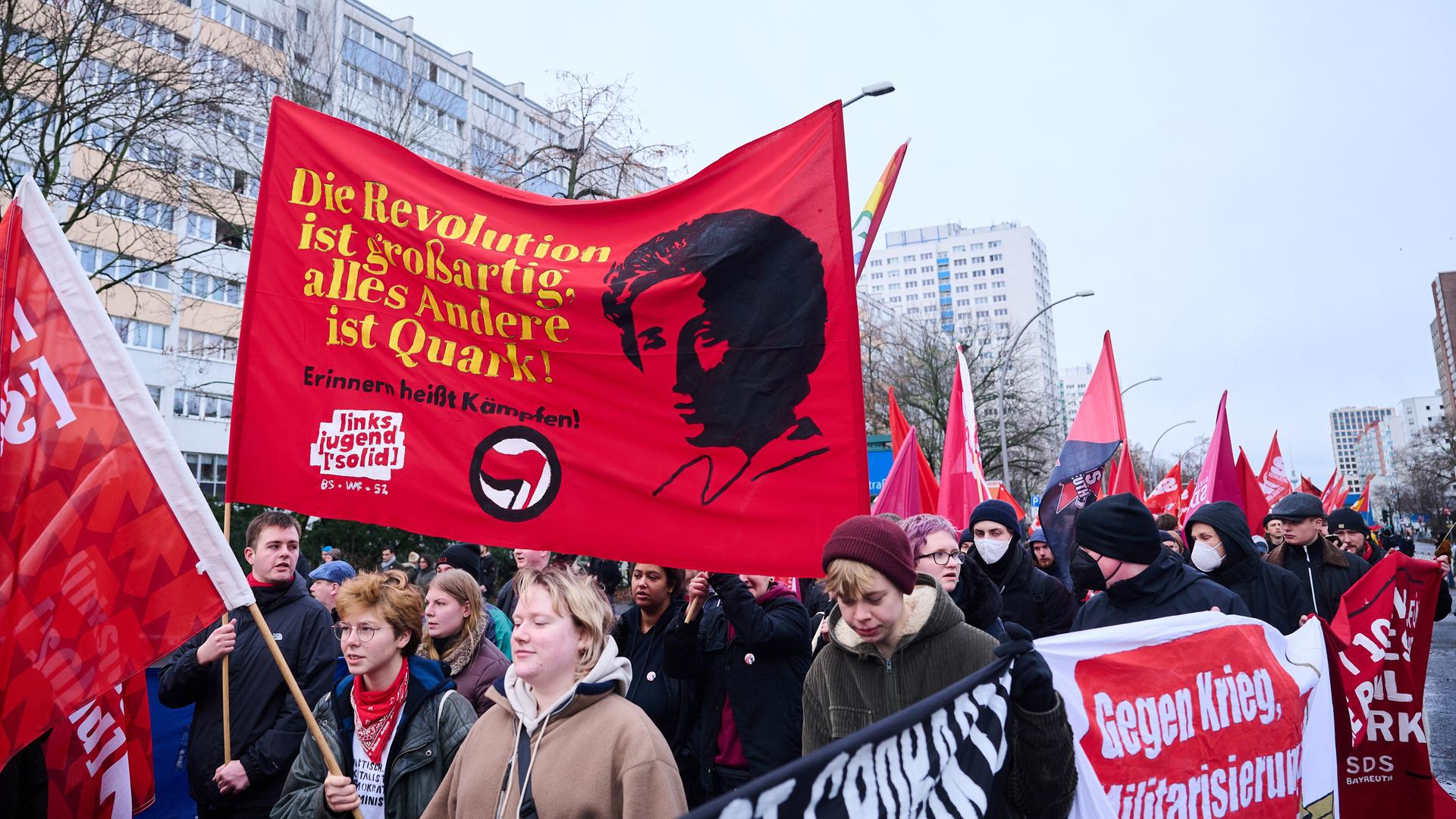 "Die Revolution ist großartig, alles Andere ist Quark!" steht zusammen mit einem Konterfei von Rosa Luxemburg auf einem Transparent bei der Demonstration linker Gruppen, 