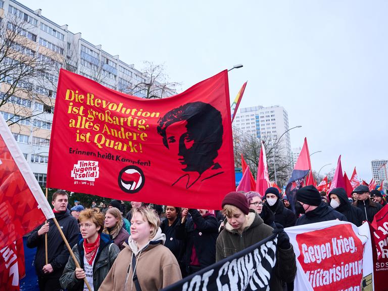 "Die Revolution ist großartig, alles Andere ist Quark!" steht zusammen mit einem Konterfei von Rosa Luxemburg auf einem Transparent bei der Demonstration linker Gruppen, 