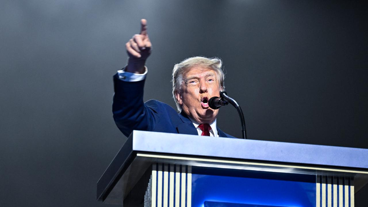 US-Präsident Trump steht an einem Rednerpult. Er zeigt mit dem ausgesteckten Finger in Richtung Publikum.