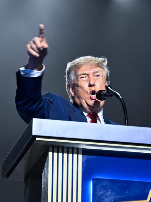 US-Präsident Trump steht an einem Rednerpult. Er zeigt mit dem ausgesteckten Finger in Richtung Publikum. US-Präsident Trump steht an einem Rednerpult. Er zeigt mit dem ausgesteckten Finger in Richtung Publikum.