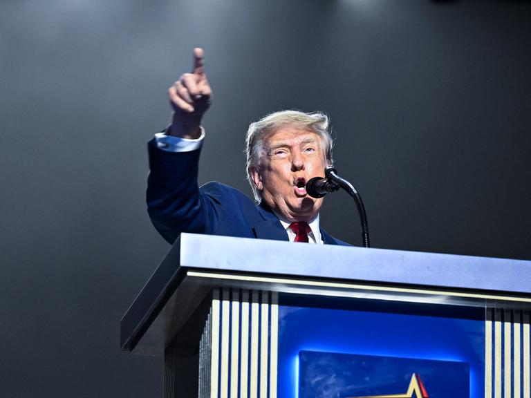 US-Präsident Trump steht an einem Rednerpult. Er zeigt mit dem ausgesteckten Finger in Richtung Publikum. US-Präsident Trump steht an einem Rednerpult. Er zeigt mit dem ausgesteckten Finger in Richtung Publikum.