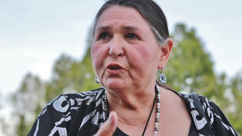 Porträt von Sacheen Littlefeather.