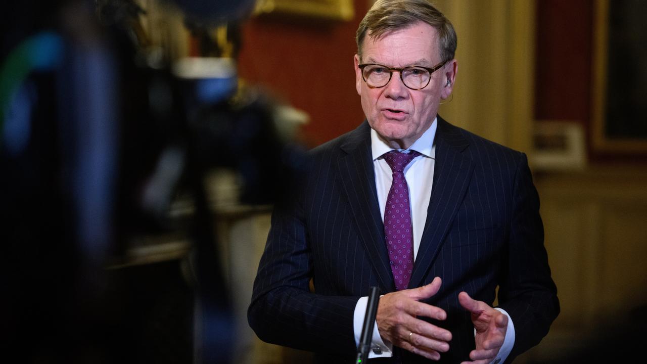 Außenminister Johann Wadephul (CDU) steht vor einem Mikrophon und spricht. Außenminister Johann Wadephul (CDU) steht vor einem Mikrophon und spricht.