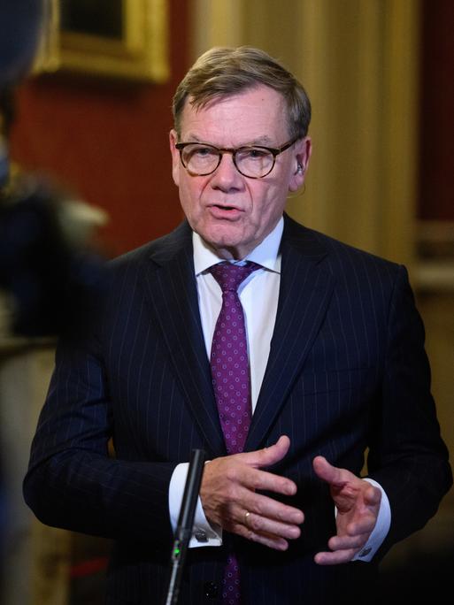 Außenminister Johann Wadephul (CDU) steht vor einem Mikrophon und spricht.