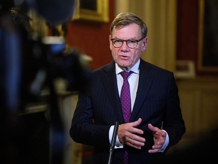 Außenminister Johann Wadephul (CDU) steht vor einem Mikrophon und spricht.