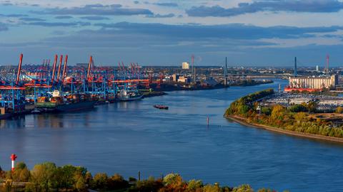 Ein großer Teil der Containertransporter im Containerterminal Altenwerder im Hamburger Hafen fährt nicht mehr mit Dieselmotoren, sondern batteriebetrieben