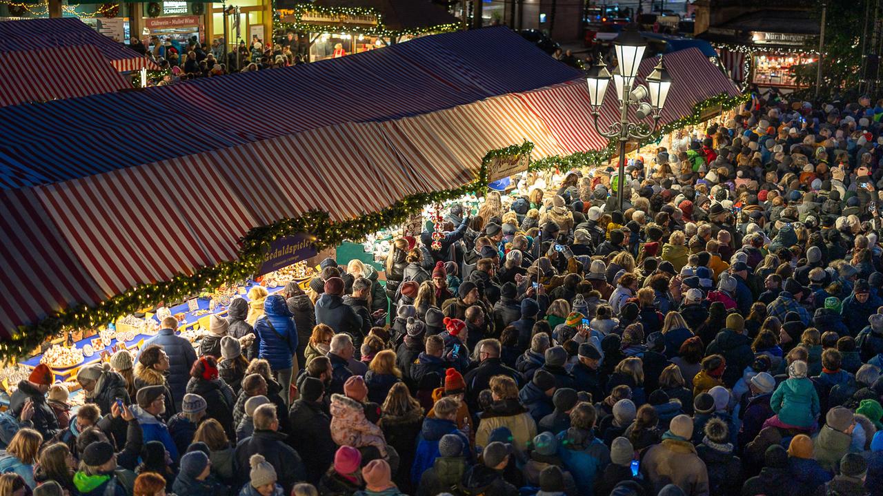 Das Foto zeigt dicht gedrängte Menschen am Eröffnungstag des Christkindlesmarktes in Nürnberg. 