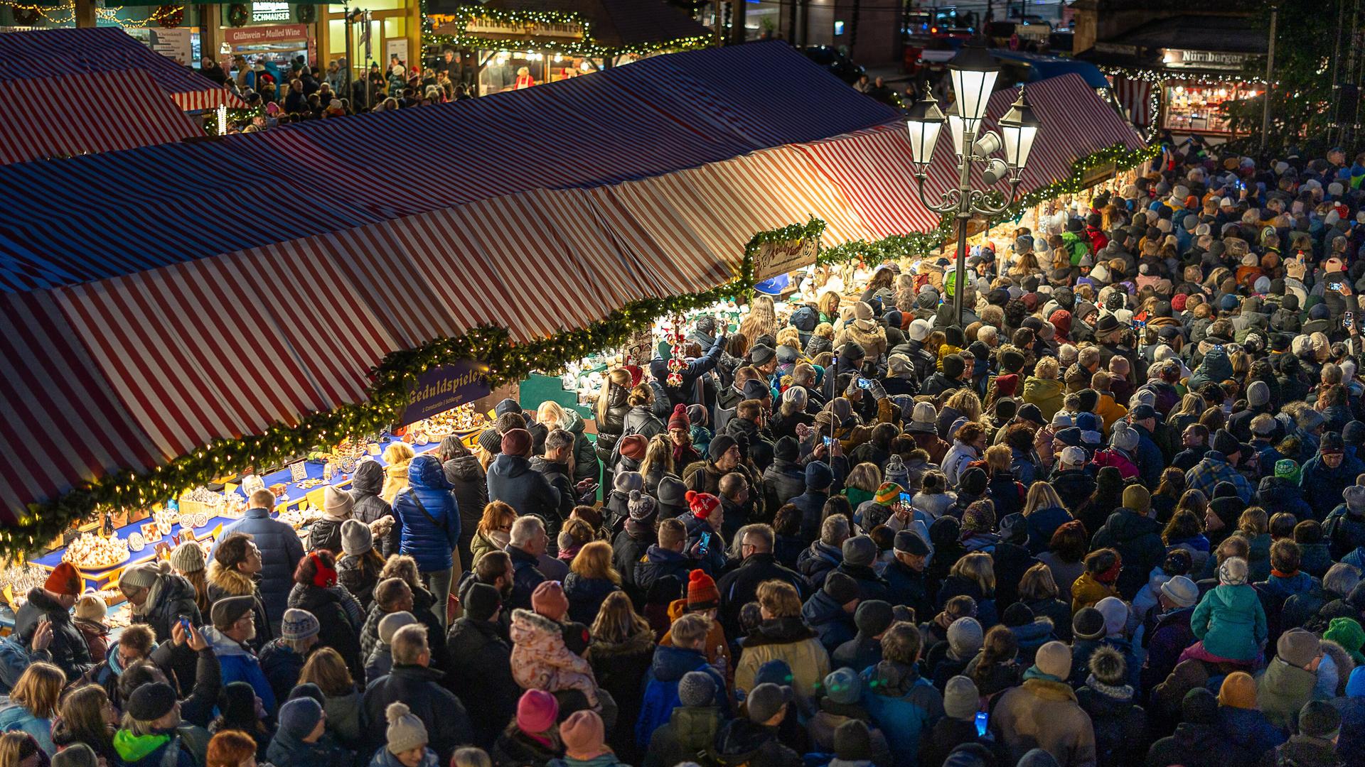 Das Foto zeigt dicht gedrängte Menschen am Eröffnungstag des Christkindlesmarktes in Nürnberg. 