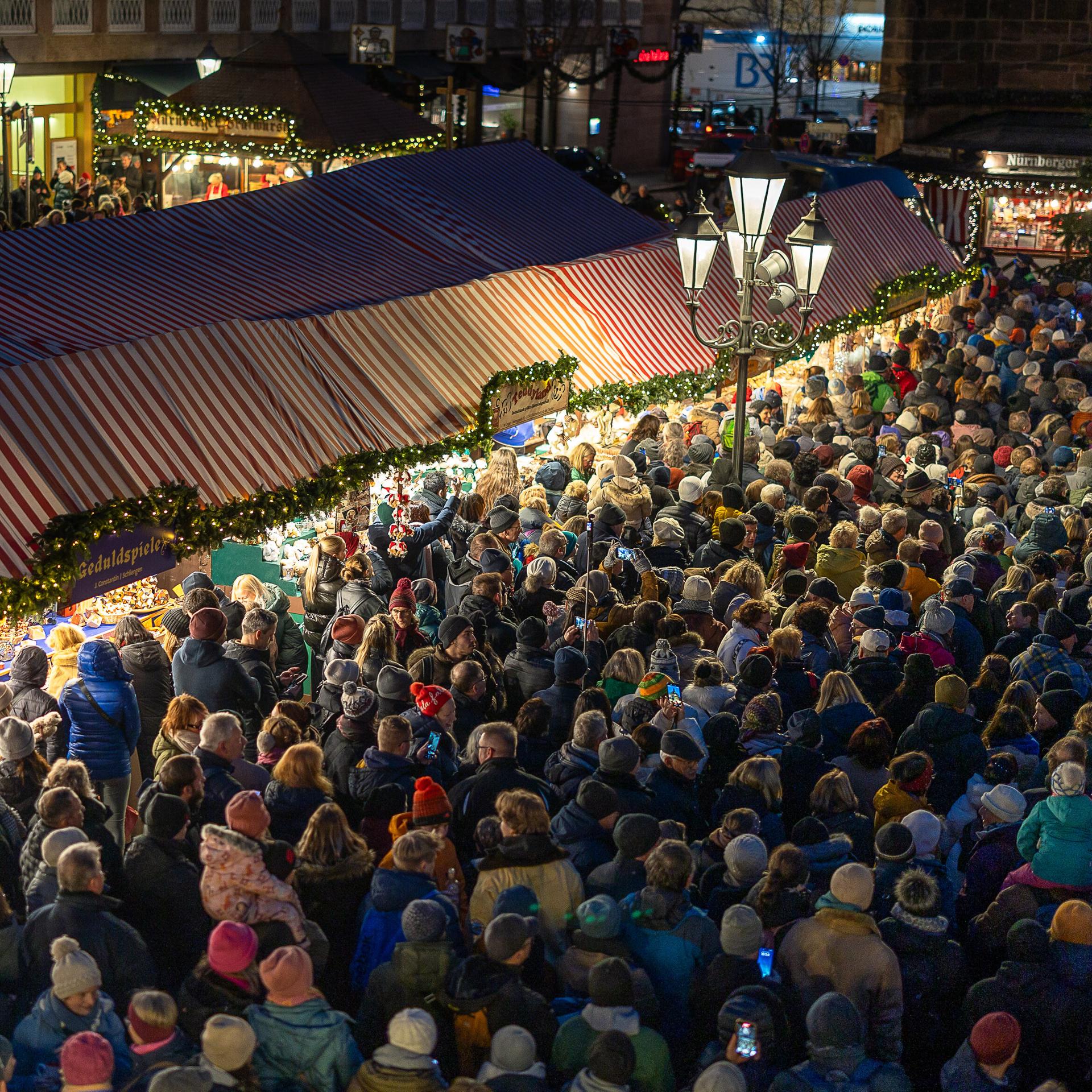 Das Foto zeigt dicht gedrängte Menschen am Eröffnungstag des Christkindlesmarktes in Nürnberg. 