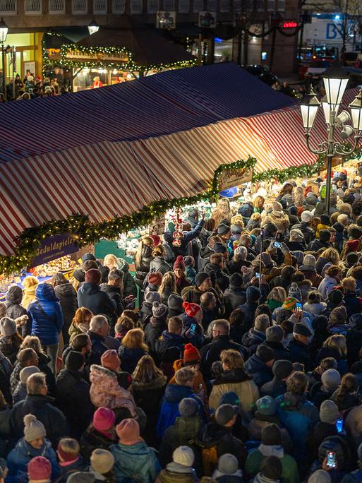 Das Foto zeigt dicht gedrängte Menschen am Eröffnungstag des Christkindlesmarktes in Nürnberg. 