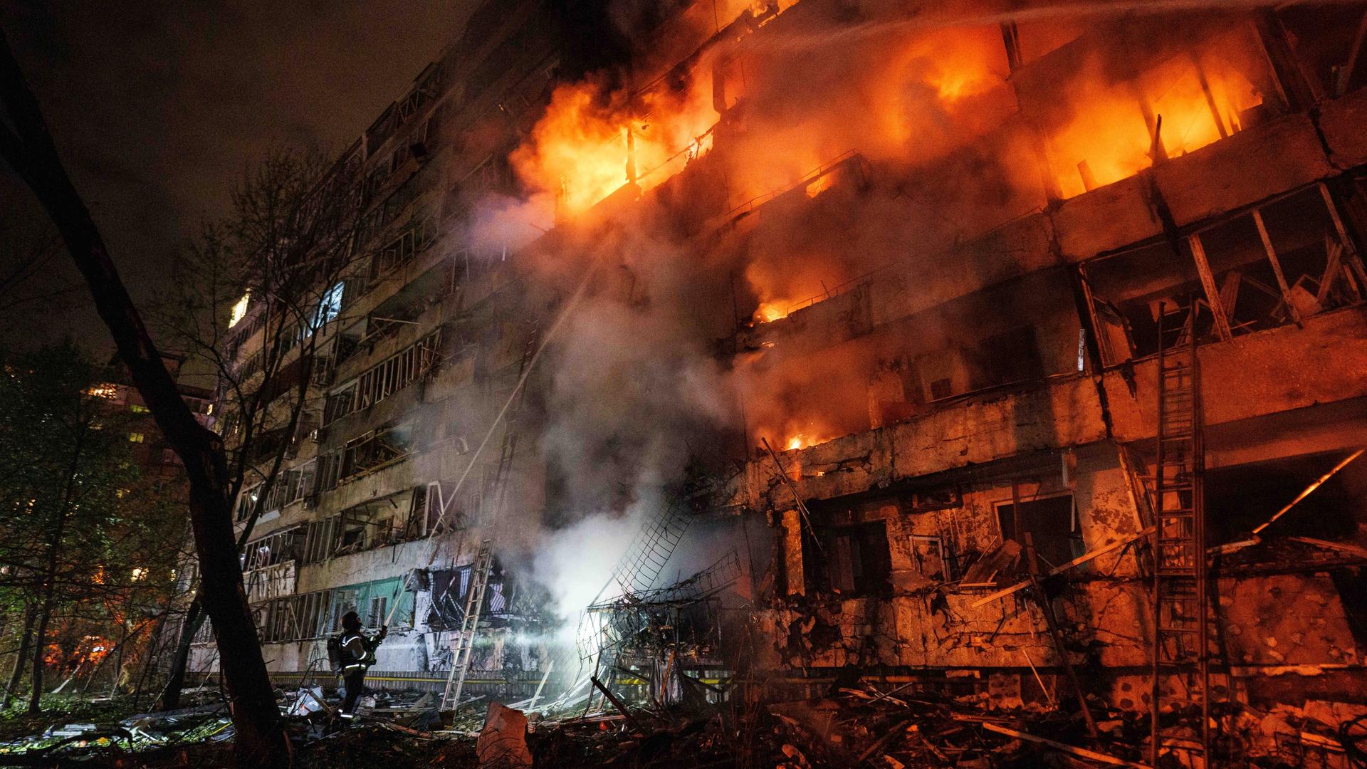 Feuerwehrleute löschen einen Brand in einem Haus in Kiew.