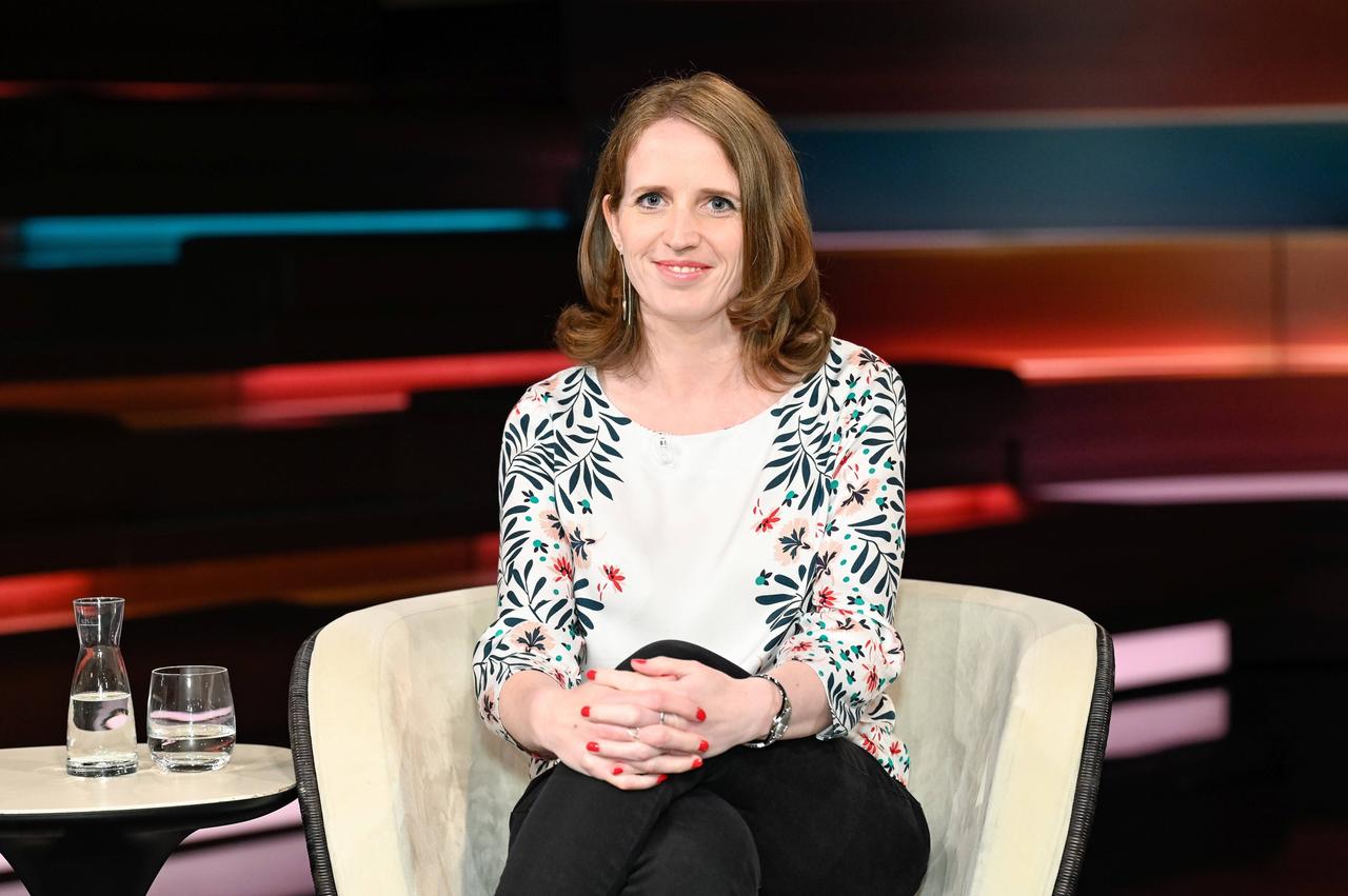Spiegel-Journalistin Ann-Kathrin Müller sitzt auf einem Sessel