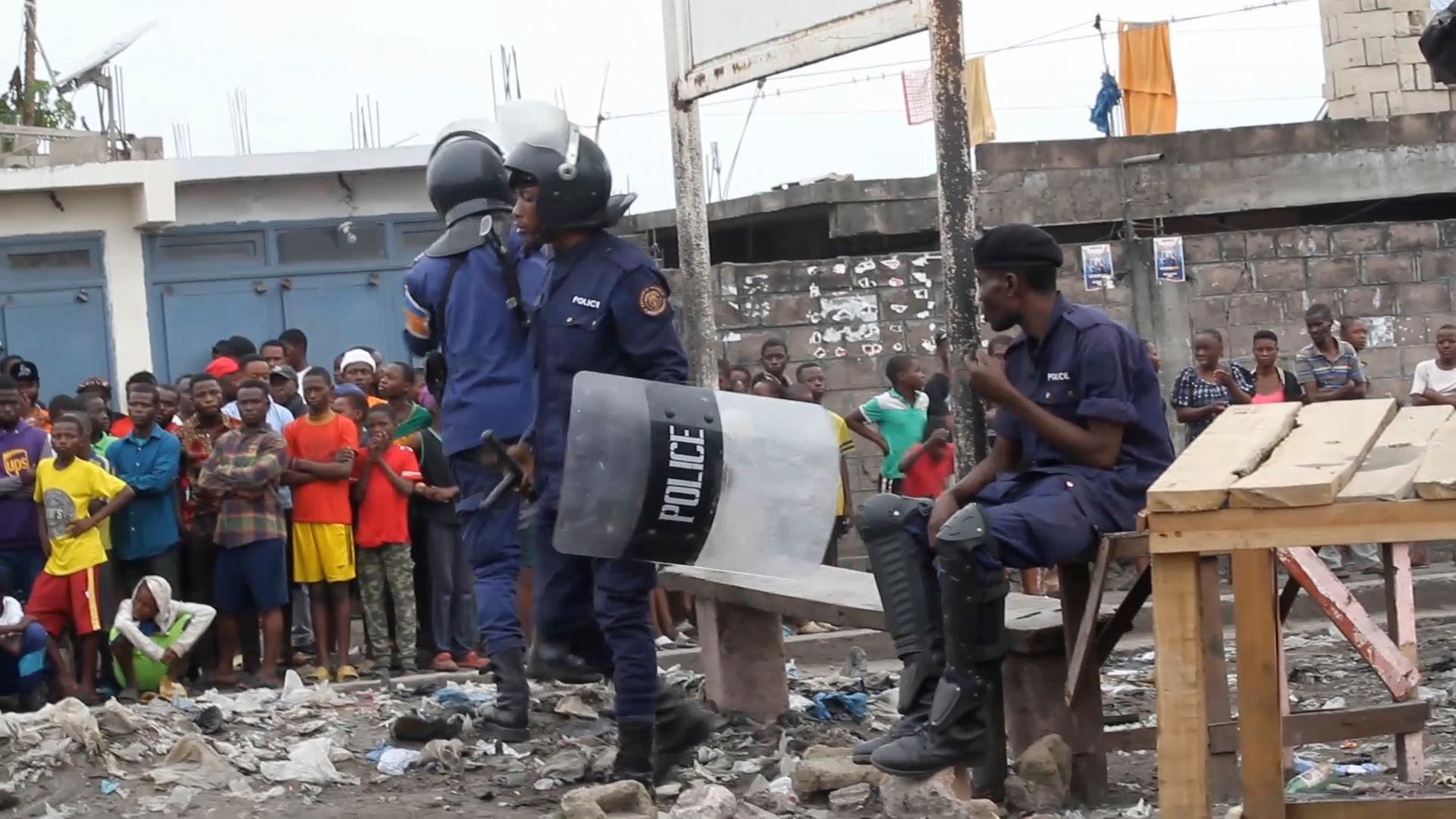 Kinshasa: Dieses Bild aus einem Video zeigt Polizeibeamte vor dem Makala-Gefängnis in Kinshasa, Demokratische Republik Kongo, nach einem versuchten Gefängnisausbruch in Kongos Hauptgefängnis.