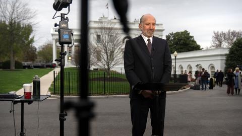 US-Handelsminister Howard Lutnick bereitet sich auf ein Fernsehinterview vor dem Weißen Haus vor.