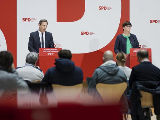 (L-R) Thomas Losse-Mueller, Spitzenkandidat der SPD fuer die Landtagswahl in Schleswig-Holstein, und Saskia Esken, Bundesvorsitzender der SPD, aufgenommen im Rahmen einer Pressekonferenz nach der SPD-Vorstandsklausur im Willy-Brandt-Haus in Berlin, 04.04.2022.