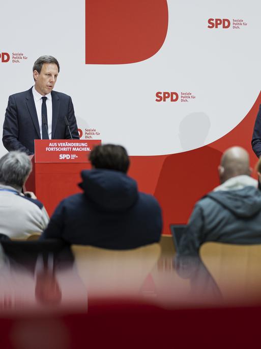 (L-R) Thomas Losse-Mueller, Spitzenkandidat der SPD fuer die Landtagswahl in Schleswig-Holstein, und Saskia Esken, Bundesvorsitzender der SPD, aufgenommen im Rahmen einer Pressekonferenz nach der SPD-Vorstandsklausur im Willy-Brandt-Haus in Berlin, 04.04.2022.