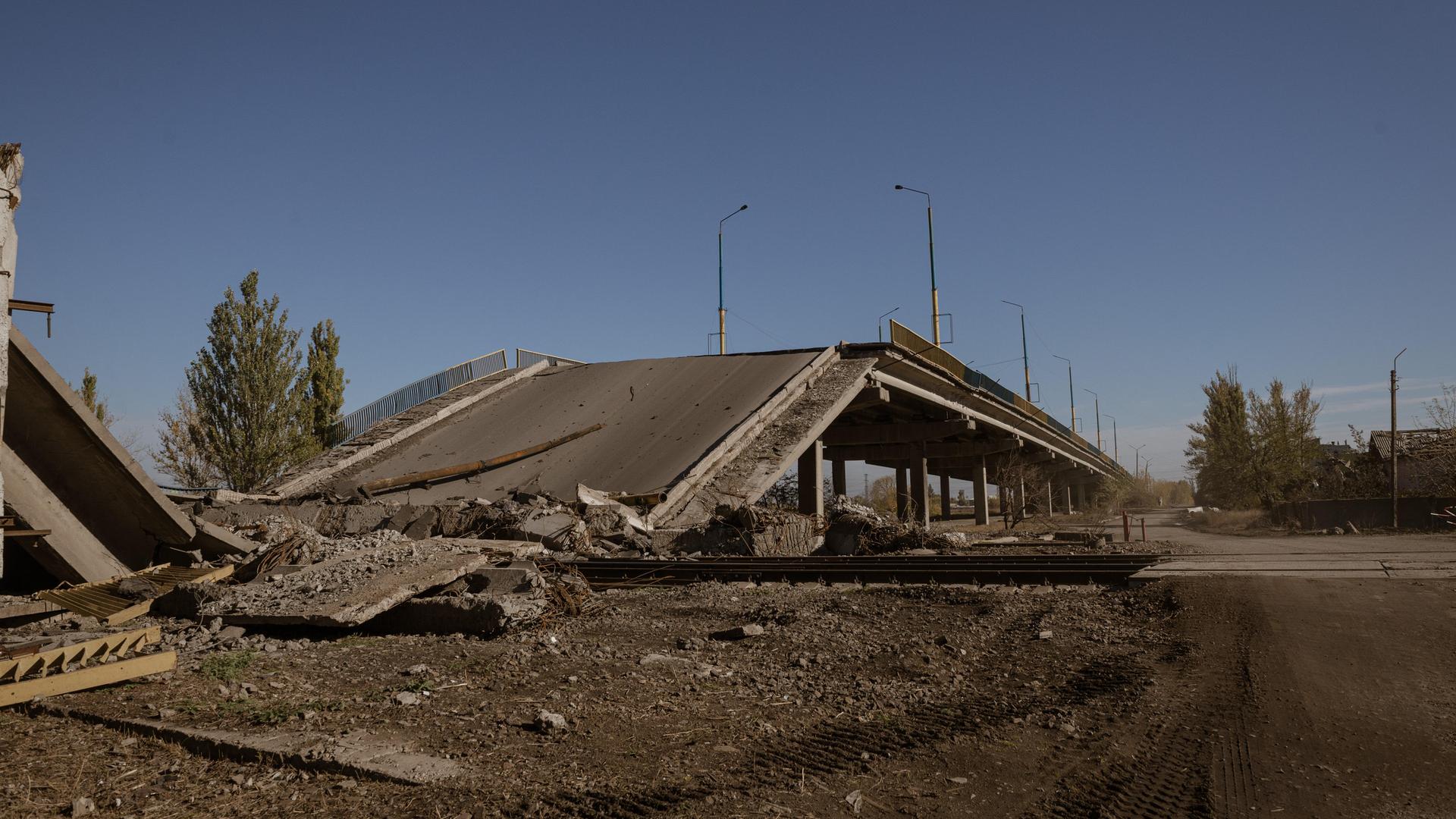 Eine zerstörte Brücke in der Region Myrnohrad in der Ukraine. Eine zerstörte Brücke in der Region Myrnohrad in der Ukraine.