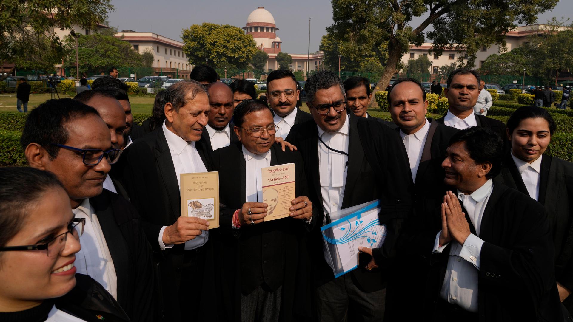 Neu Delhi: Hochrangige Anwälte und Juristen, die die beklagten Parteien vertreten haben, jubeln, nachdem der Oberste Gerichtshof die Entscheidung der Regierung zur Aufhebung des Sonderstatus für das umstrittene Kaschmir bestätigt hat. Neu Delhi: Hochrangige Anwälte und Juristen, die die beklagten Parteien vertreten haben, jubeln, nachdem der Oberste Gerichtshof die Entscheidung der Regierung zur Aufhebung des Sonderstatus für das umstrittene Kaschmir bestätigt hat.