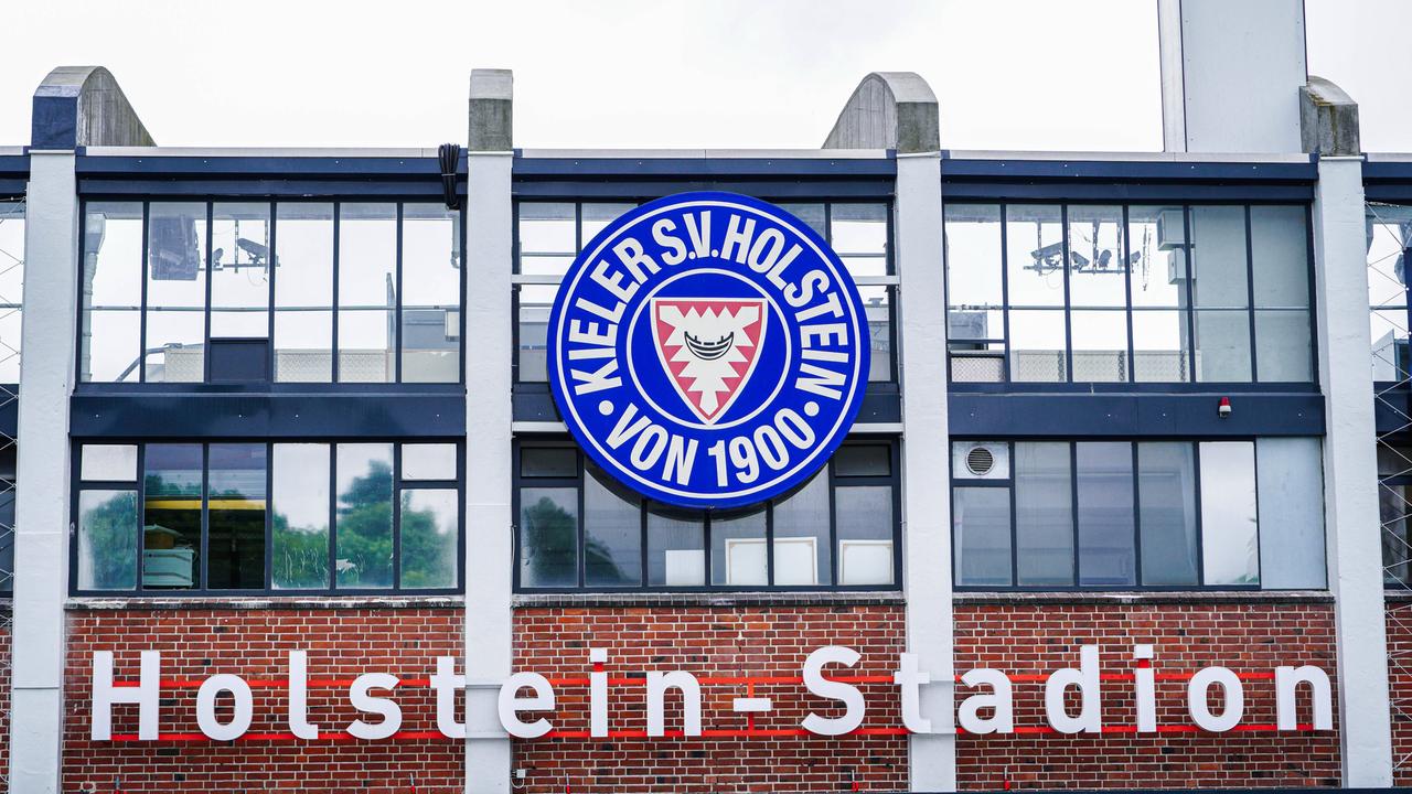 Logo von Holstein Kiel mit Schriftzug "Holstein-Stadion"