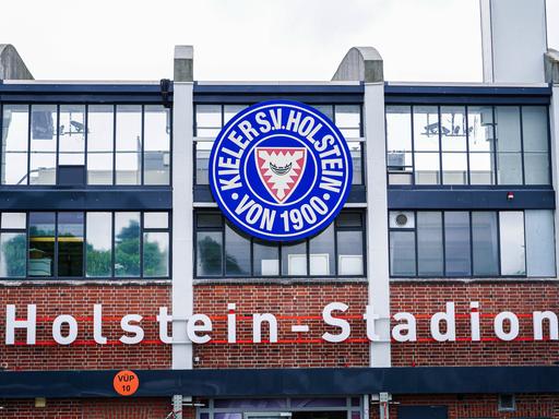 Logo von Holstein Kiel mit Schriftzug "Holstein-Stadion"