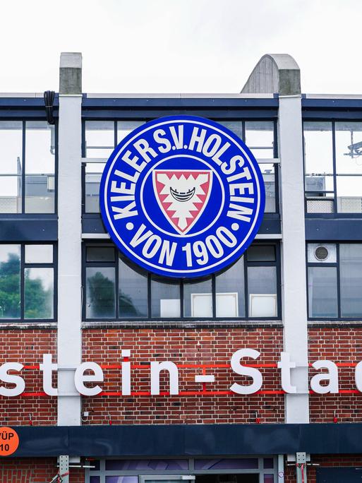 Logo von Holstein Kiel mit Schriftzug "Holstein-Stadion"