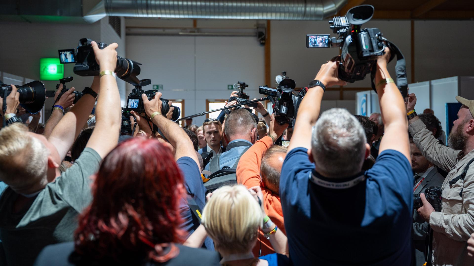 Zahlreiche Journalisten und Fotografen drängen sich bei der zentralen Veranstaltung auf dem Messegelände in Magdeburg während der Landtagswahl. 