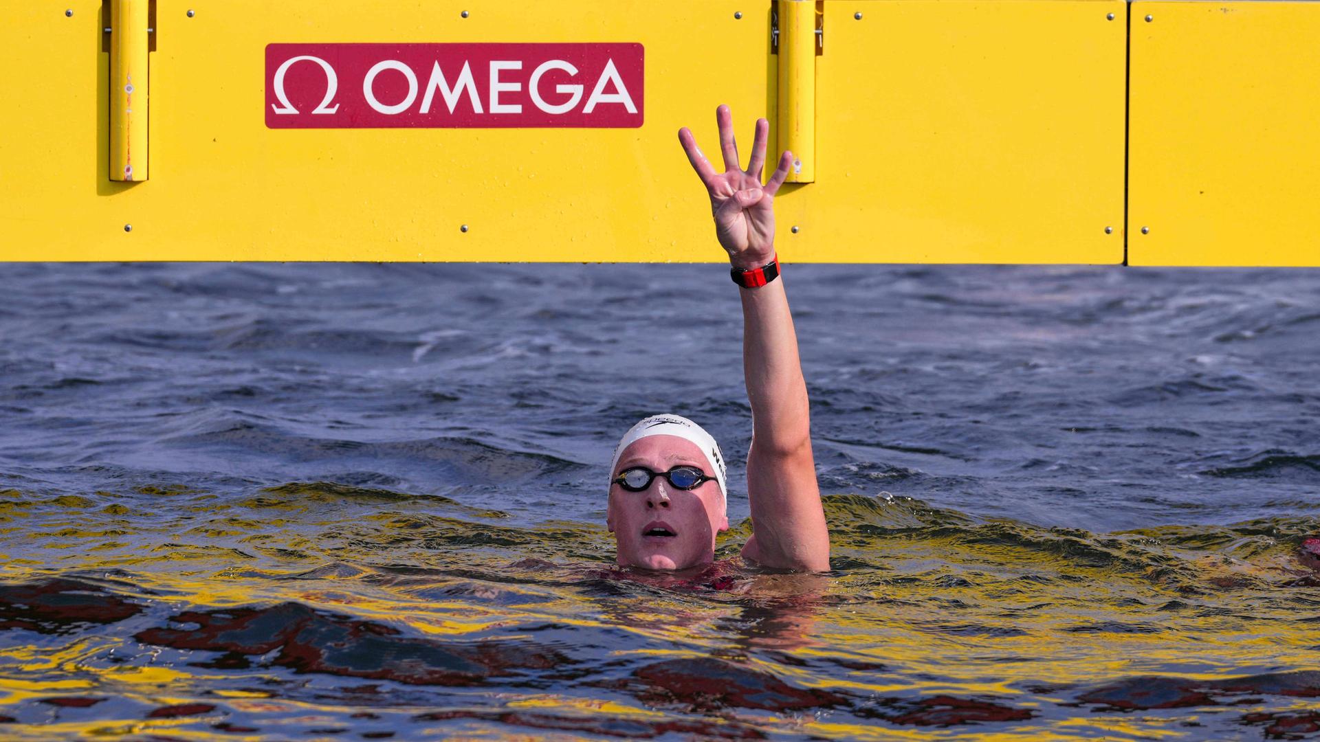 Das Foto zeigt den deutschen Schwimmer Florian Wellbrock, der bei der WM in Singapur seine vierte Goldmedaille gewonnen hat. 