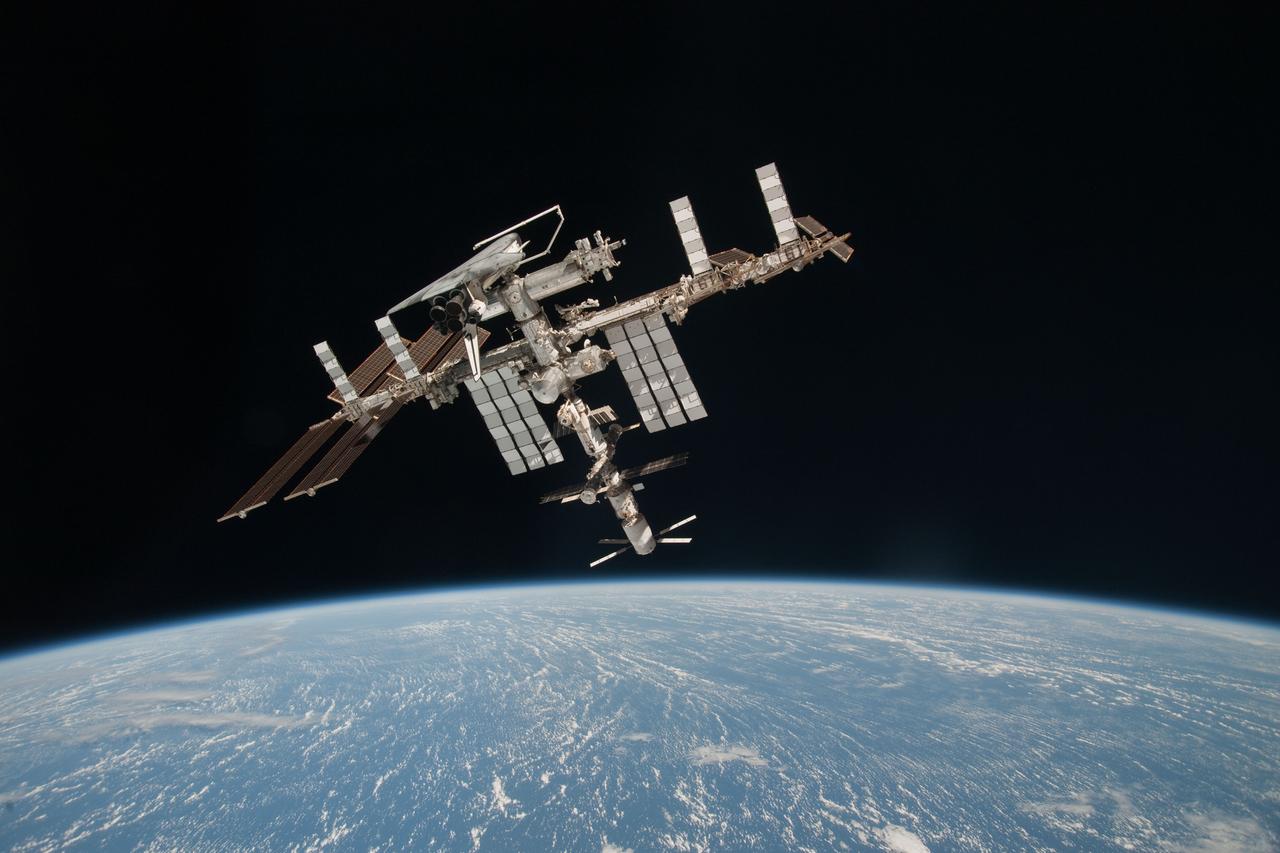 Ein Bild der Internationalen Raumstation über der Erde.