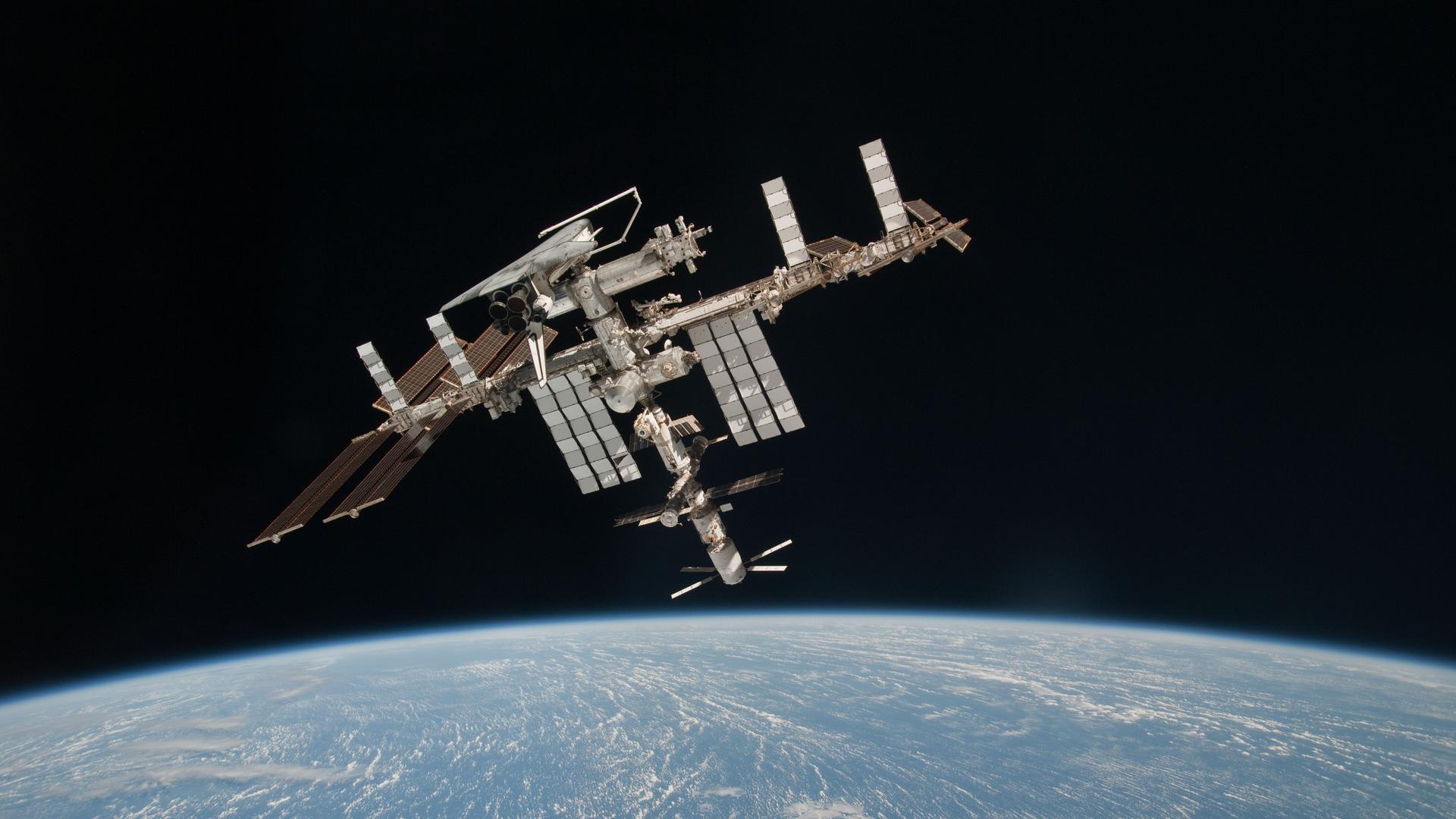 Ein Bild der Internationalen Raumstation über der Erde.