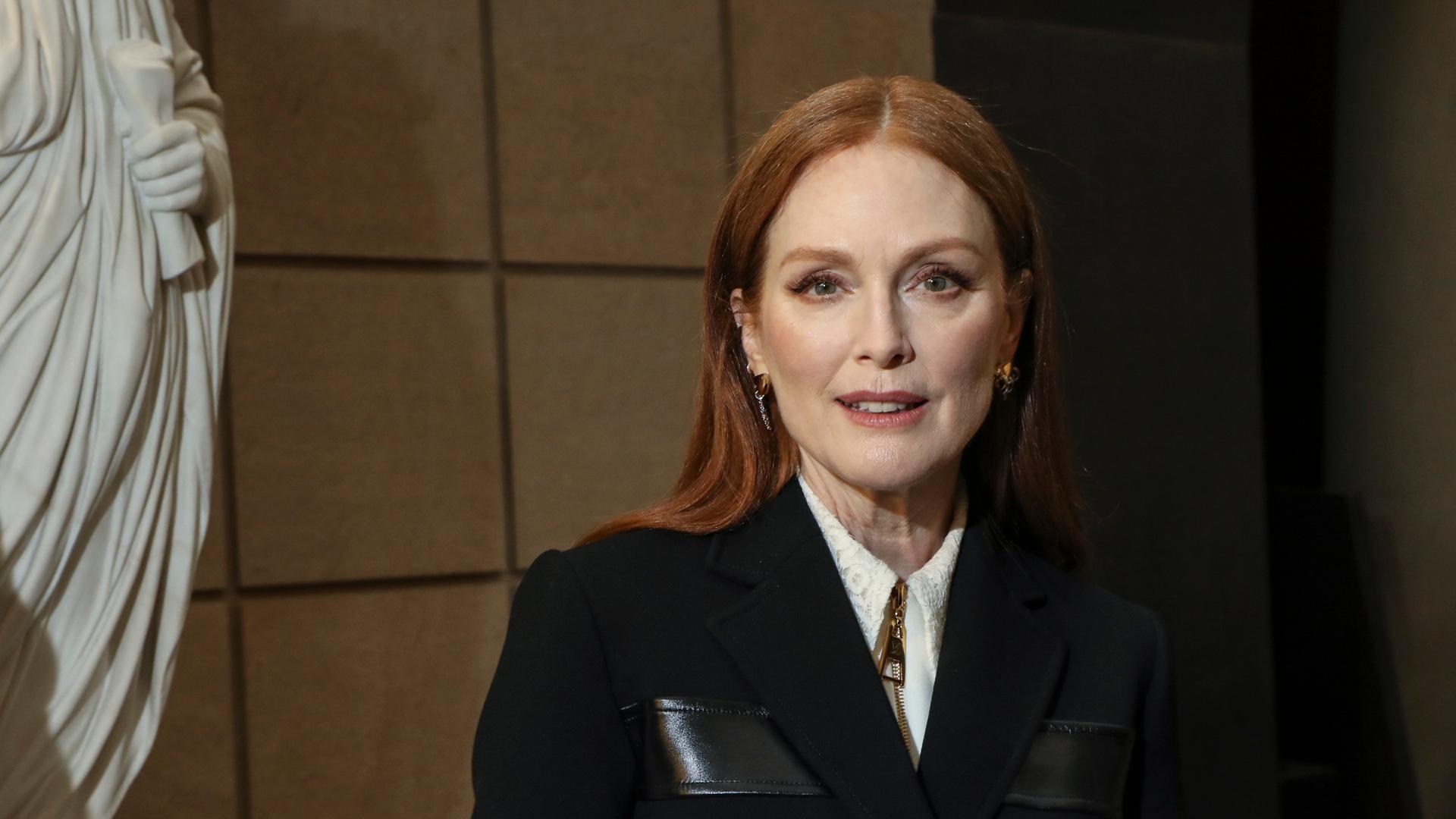 Die Schauspielerin Julianne Moore steht neben einer Marmorstatue. Die Schauspielerin Julianne Moore steht neben einer Marmorstatue.