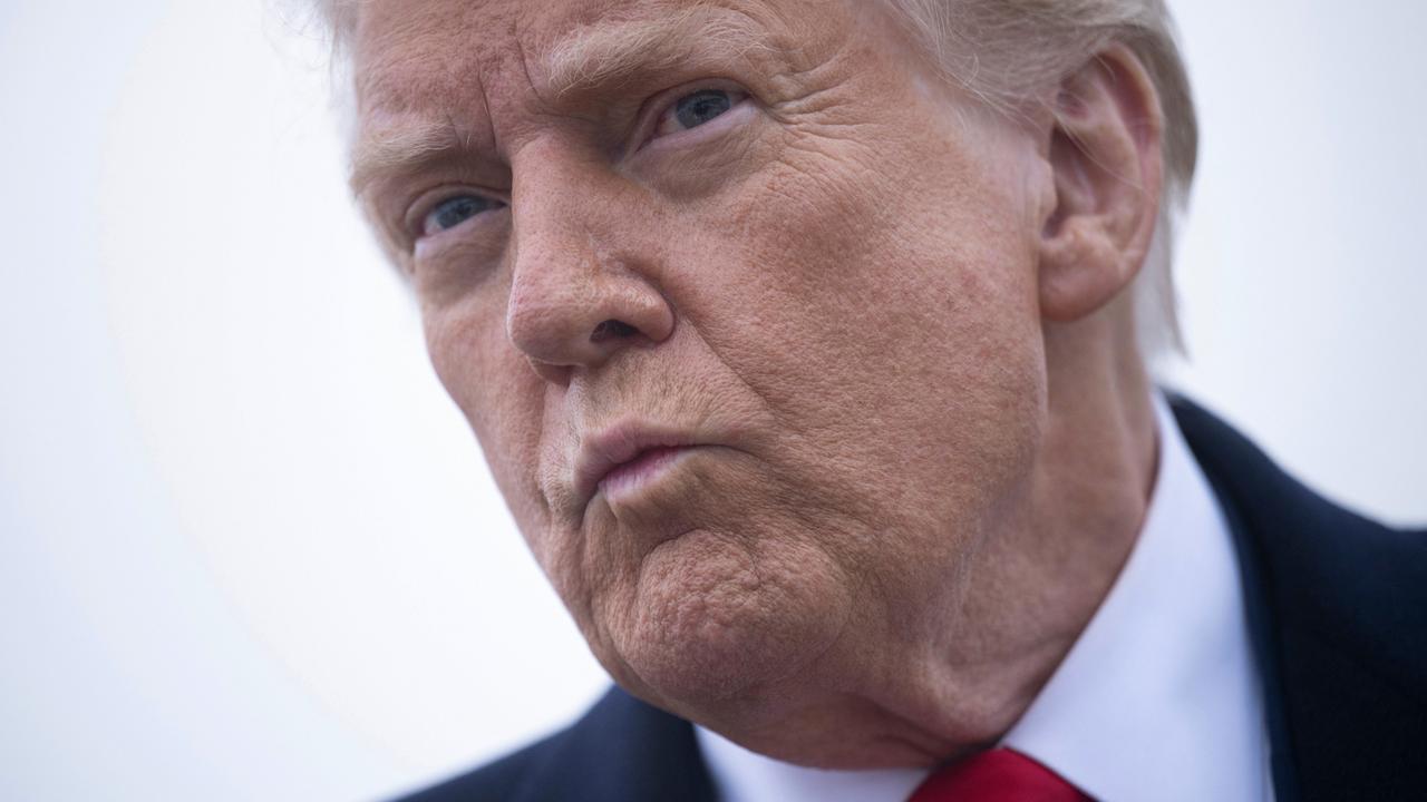 Extreme Nahaufnahme von Donald Trump mit geschürzten Lippen und angespanntem Ausdruck.
