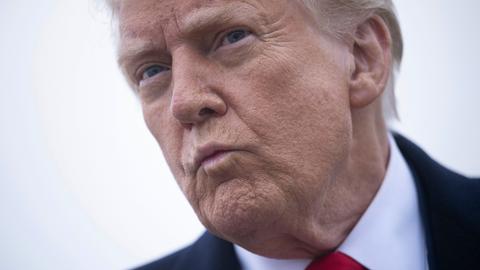 Extreme Nahaufnahme von Donald Trump mit geschürzten Lippen und angespanntem Ausdruck.
