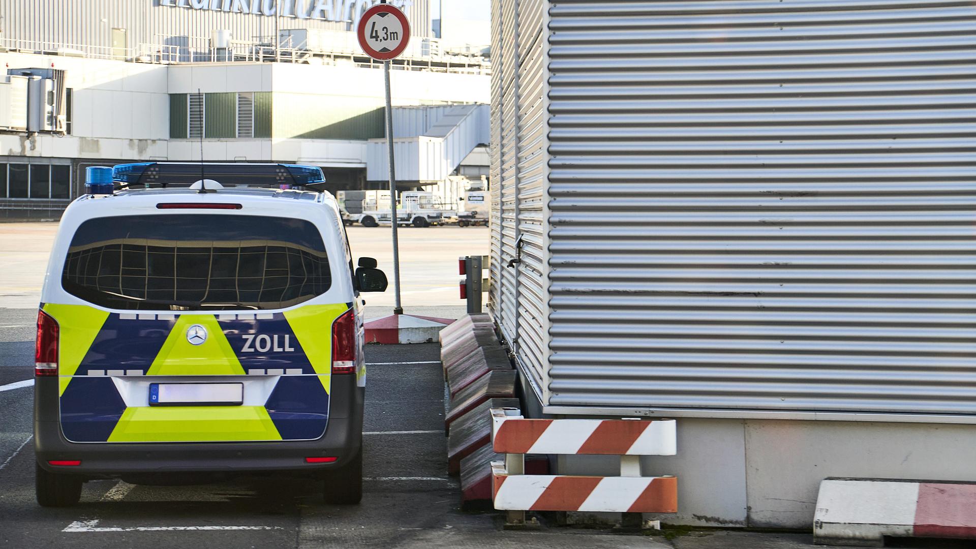 Ein Zollfahrzeug steht am Flughafen Frankfurt am Main.