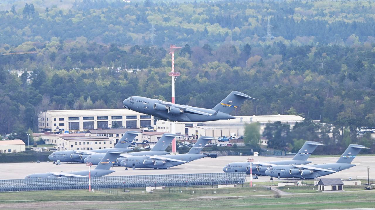 Blick auf den US-Militärflughafen Ramstein in Rheinland-Pfalz: Gerade hebt eine Militärmaschine ab.