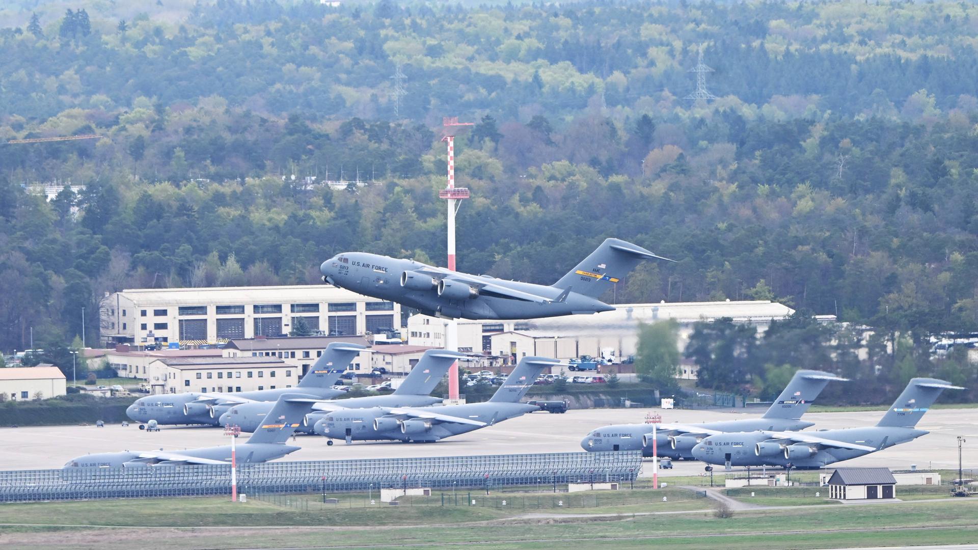 Blick auf den US-Militärflughafen Ramstein in Rheinland-Pfalz: Gerade hebt eine Militärmaschine ab.