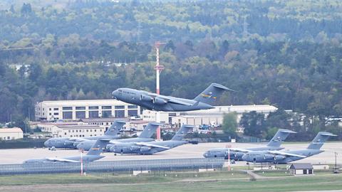 Blick auf den US-Militärflughafen Ramstein in Rheinland-Pfalz: Gerade hebt eine Militärmaschine ab.