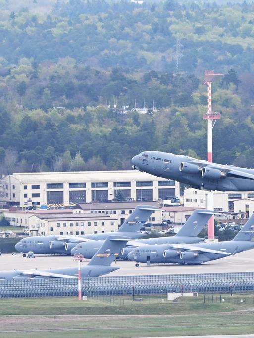 Blick auf den US-Militärflughafen Ramstein in Rheinland-Pfalz: Gerade hebt eine Militärmaschine ab.