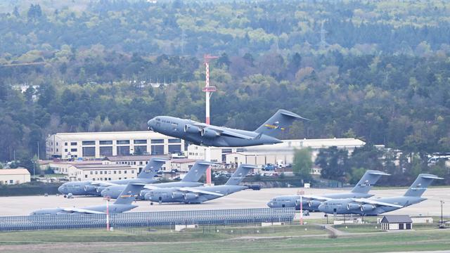 Blick auf den US-Militärflughafen Ramstein in Rheinland-Pfalz: Gerade hebt eine Militärmaschine ab.